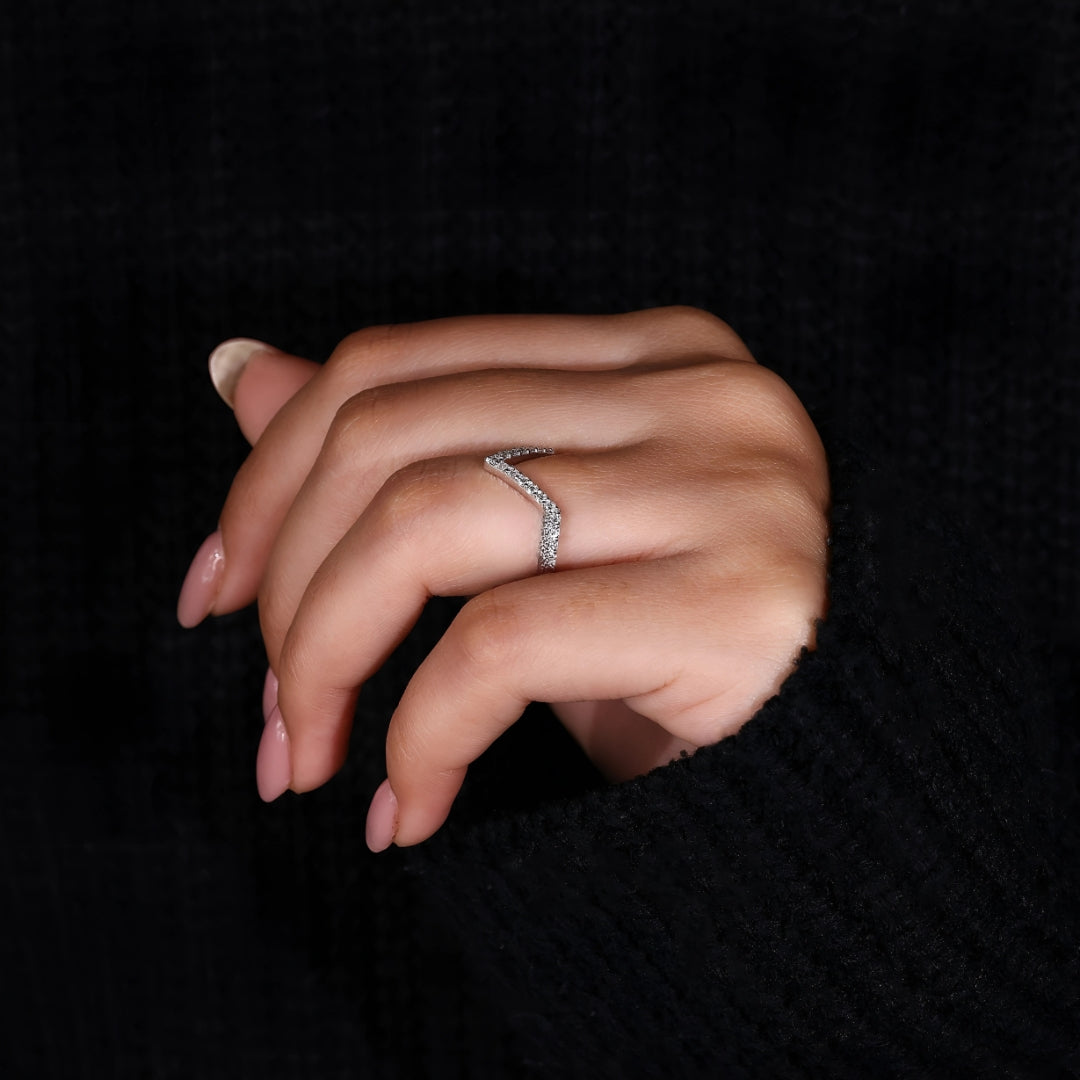 Classic V-Shaped Diamond Chevron Band