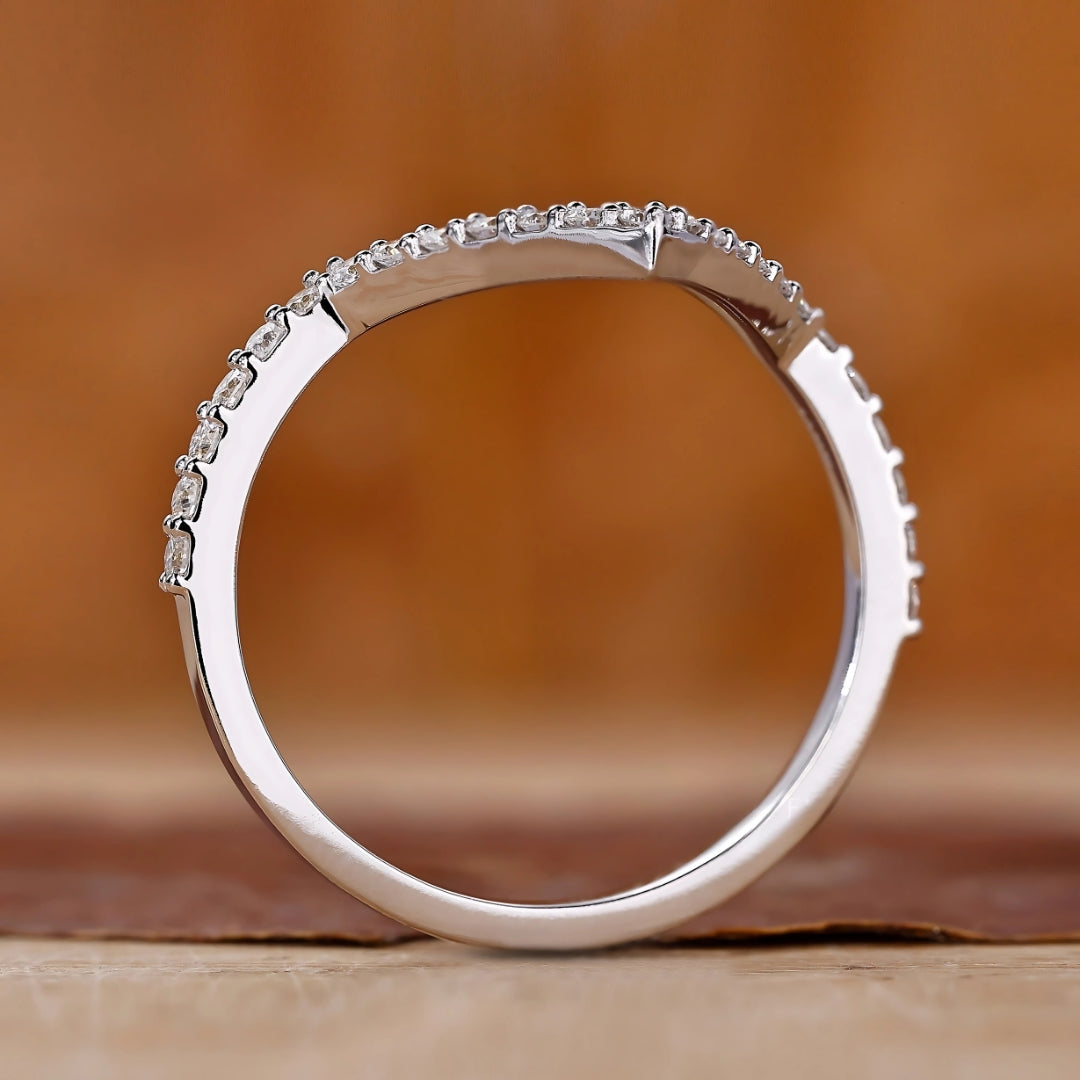 Classic V-Shaped Diamond Chevron Band