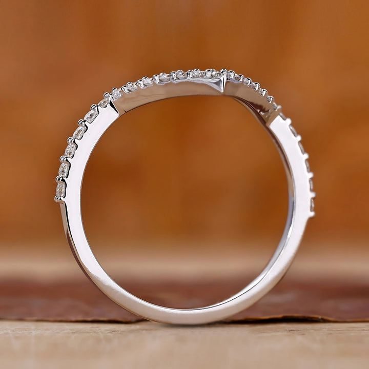 Classic V-Shaped Diamond Chevron Band