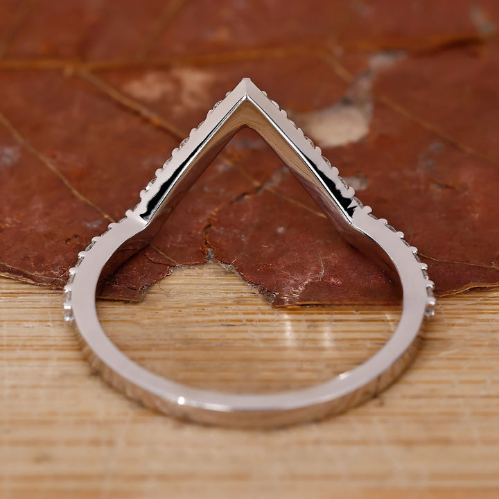 Classic V-Shaped Diamond Chevron Band