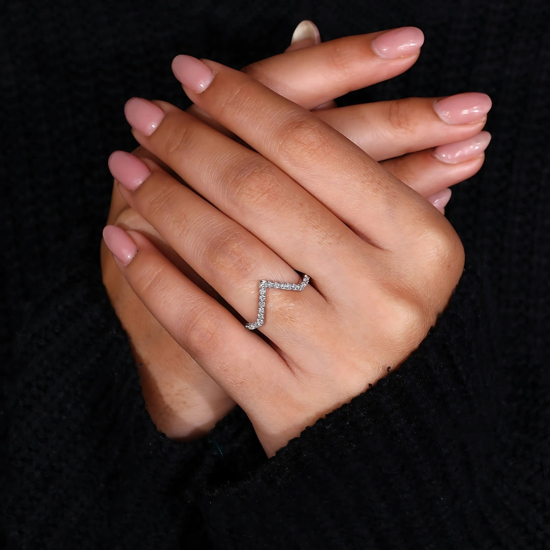 Classic V-Shaped Diamond Chevron Band