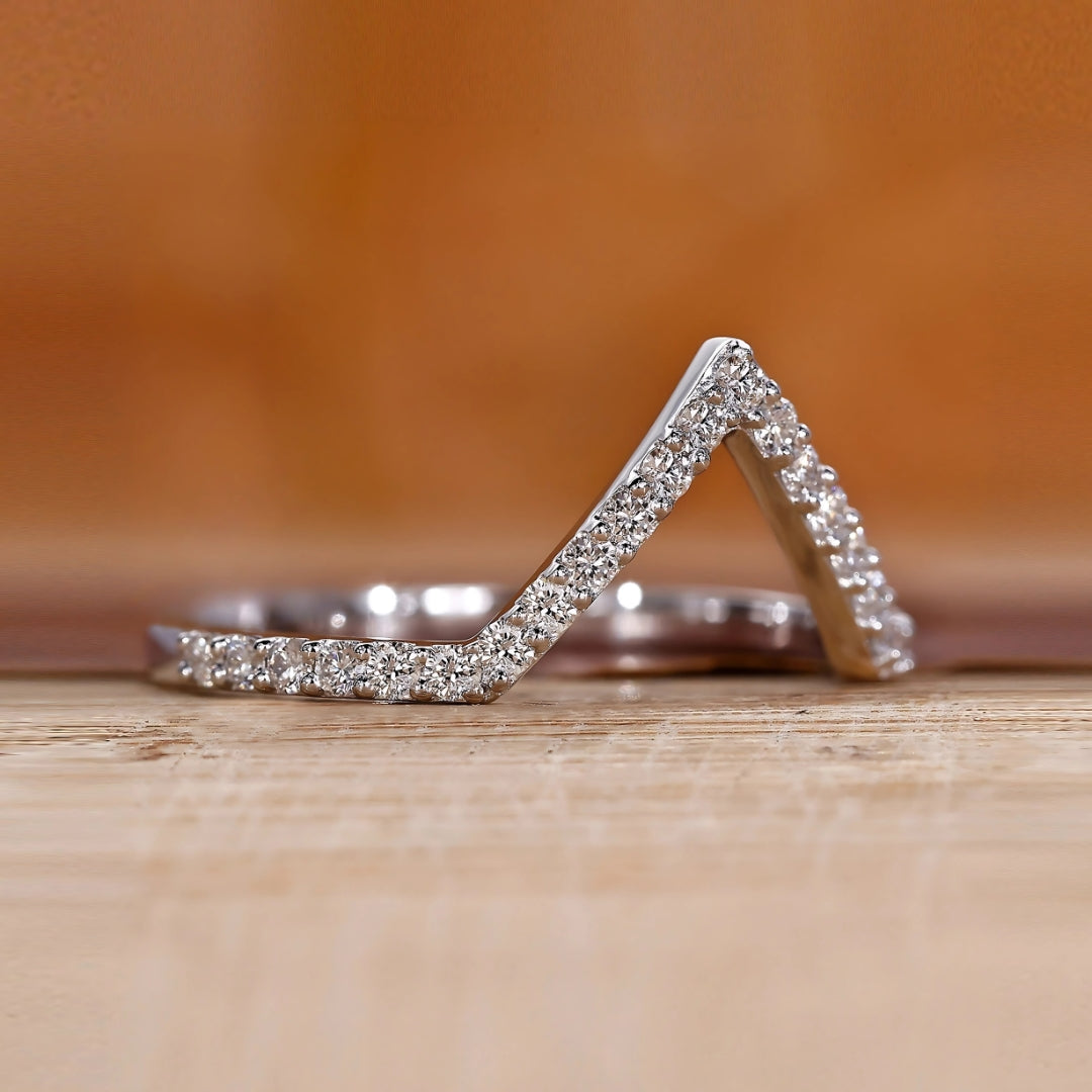 Classic V-Shaped Diamond Chevron Band