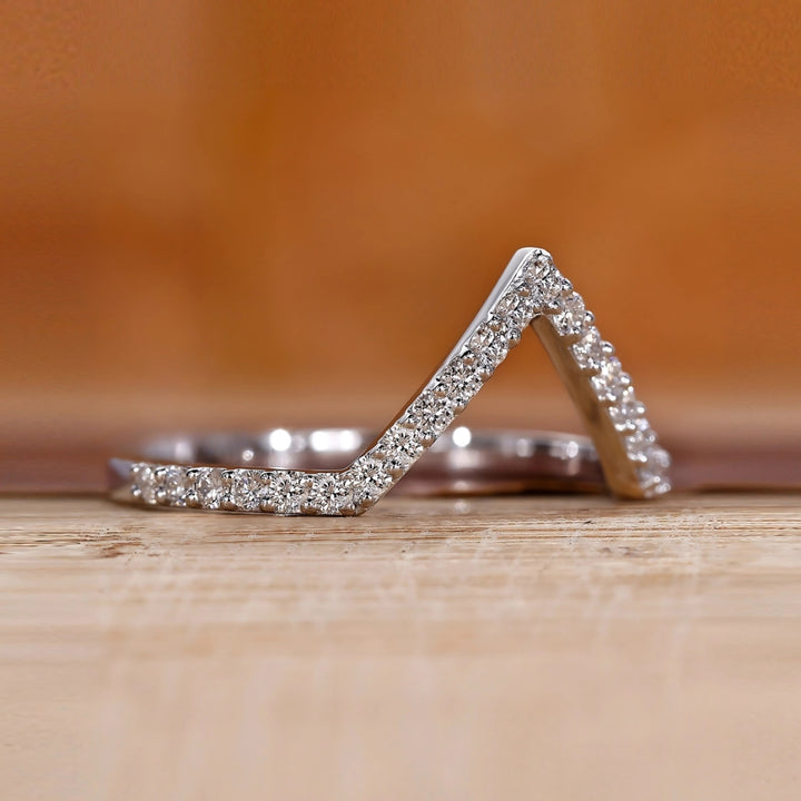 Classic V-Shaped Diamond Chevron Band