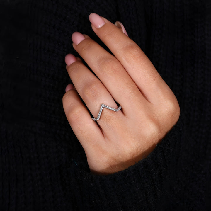 Classic V-Shaped Diamond Chevron Band