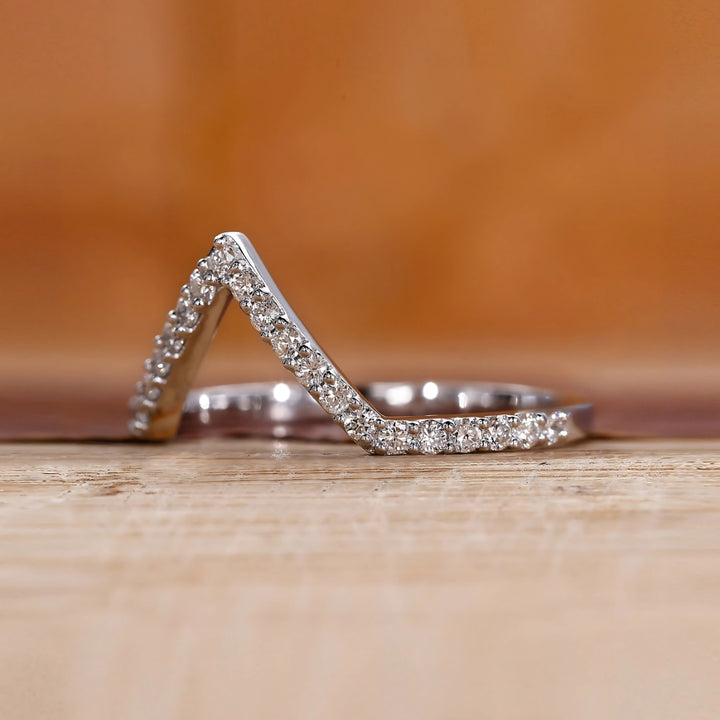 Classic V-Shaped Diamond Chevron Band