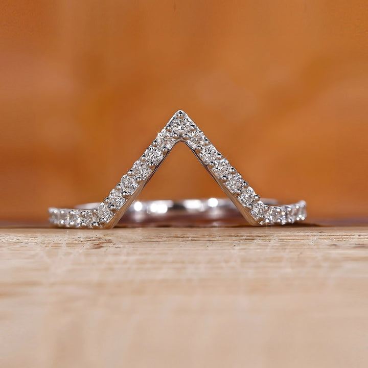 Classic V-Shaped Diamond Chevron Band