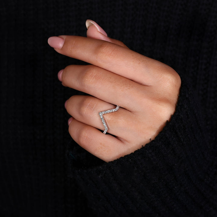 Classic V-Shaped Diamond Chevron Band