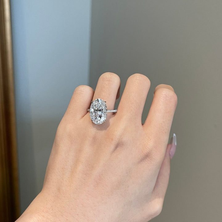 Oval engagement ring