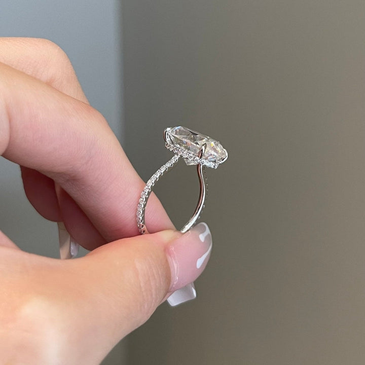 Oval diamond halo ring