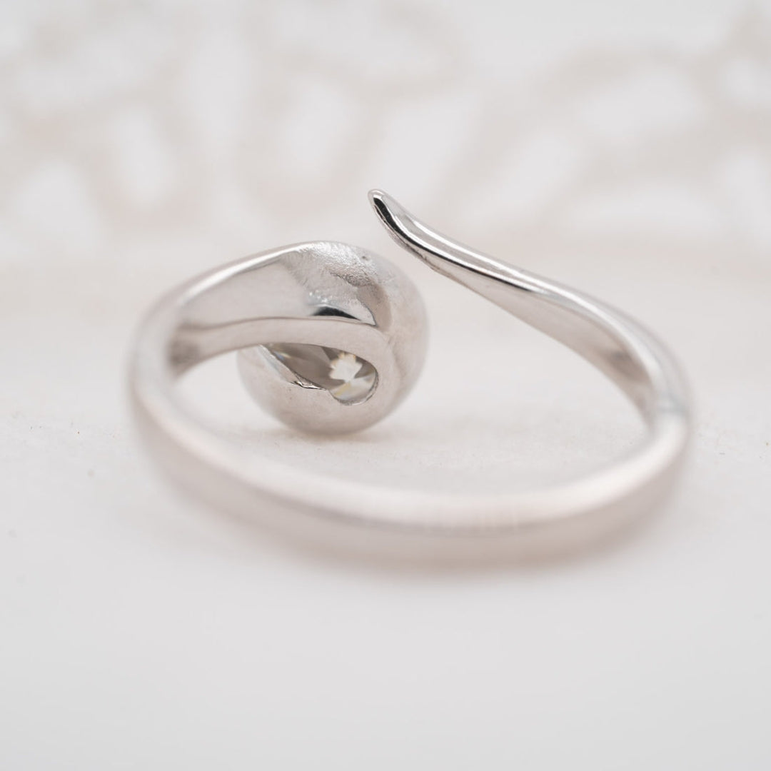 Moissanite 2.00 CT Round Cut Diamond Minimalist Wedding Ring