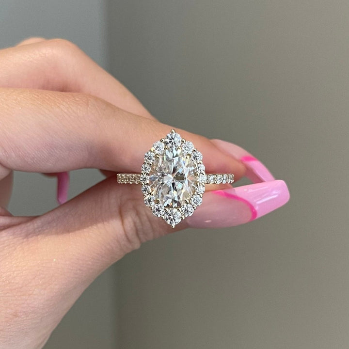 Oval daimond ring