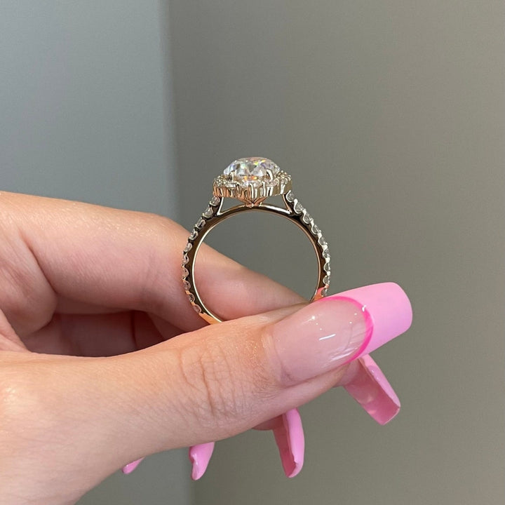 Oval gold diamond ring