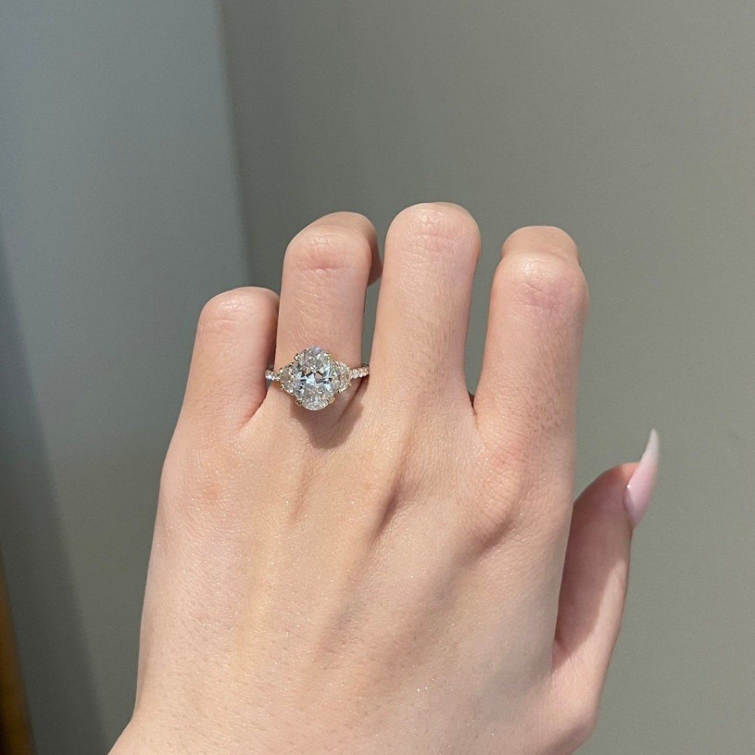 Oval engagement ring