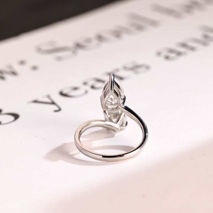 White gold Pear and round ring