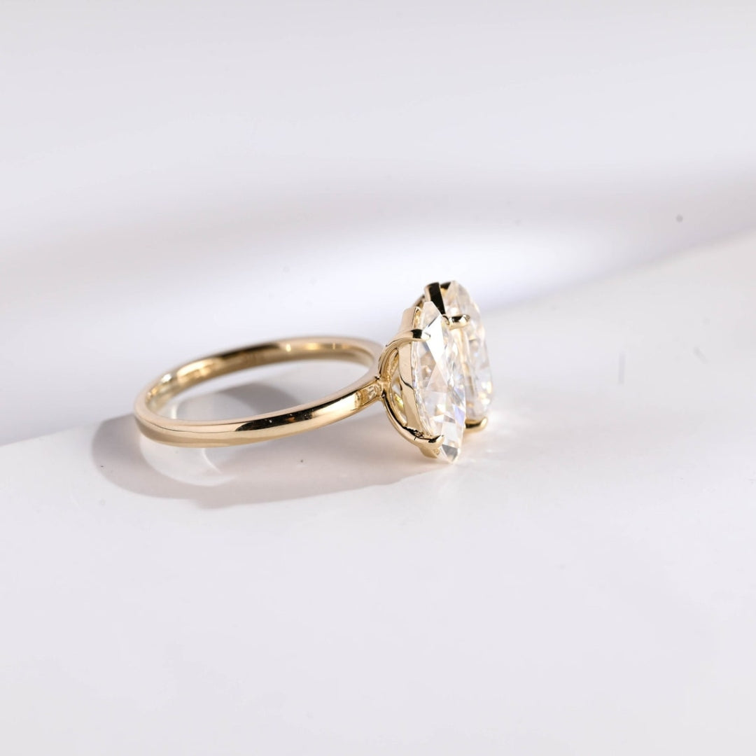 Marquise ring with pear diamonds in yellow gold