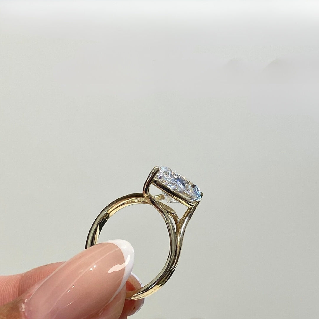 Yellow gold pear ring