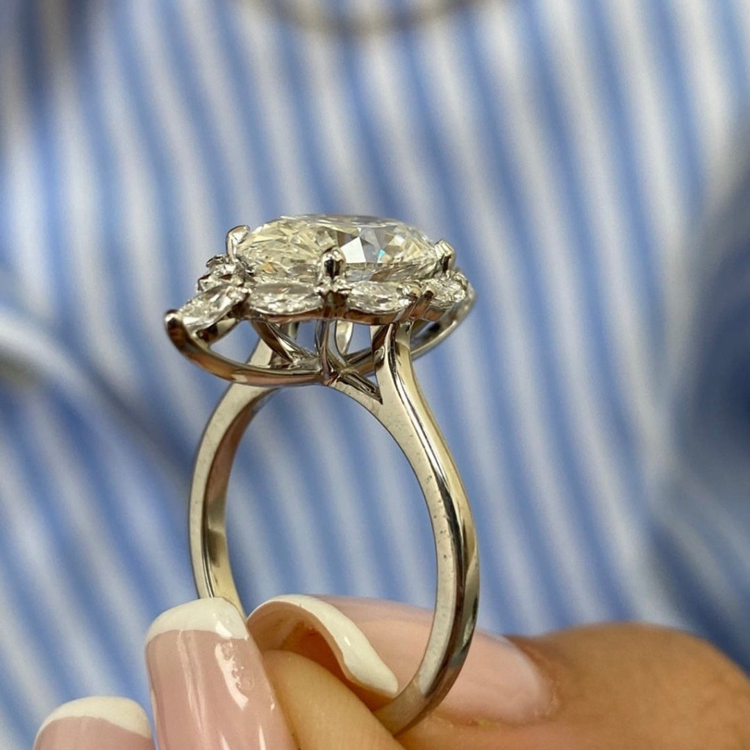 Oval diamond ring for engagement