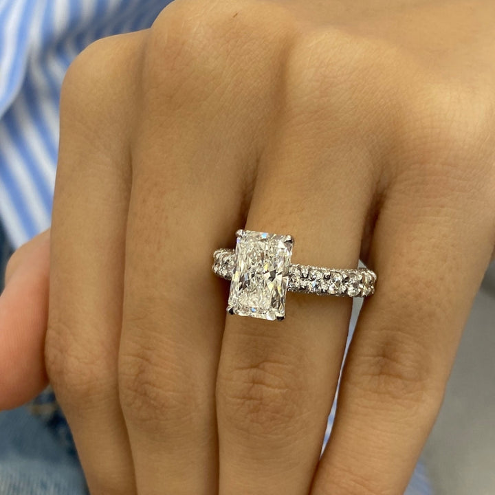 Radiant diamond side stones round ring
