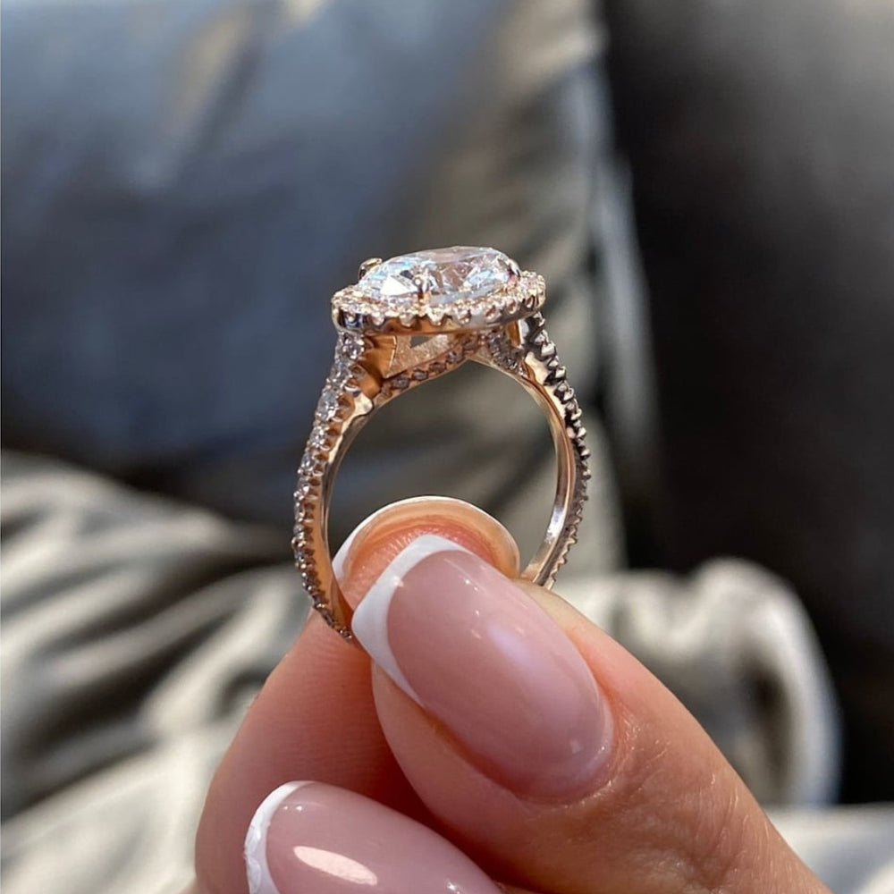 Oval engagement ring