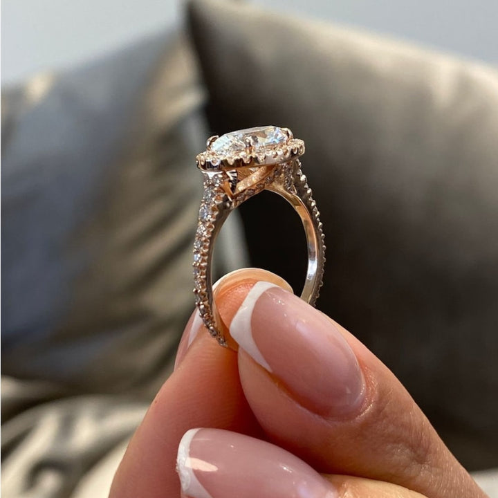 Oval diamond gold ring