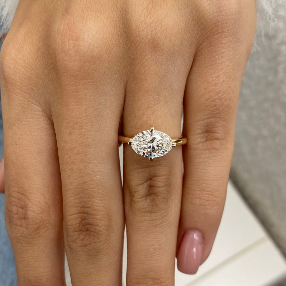 Oval engagement ring