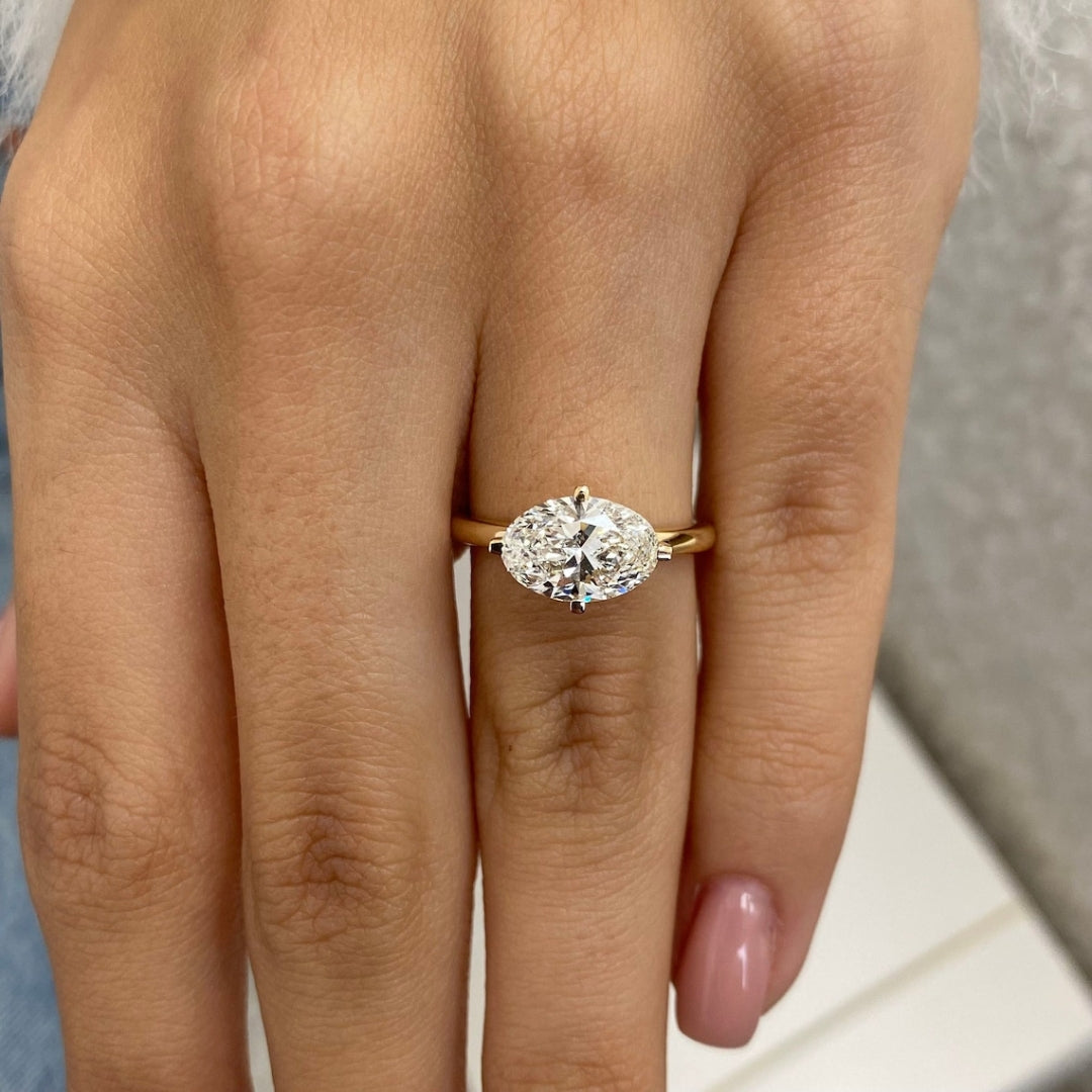 Oval engagement ring