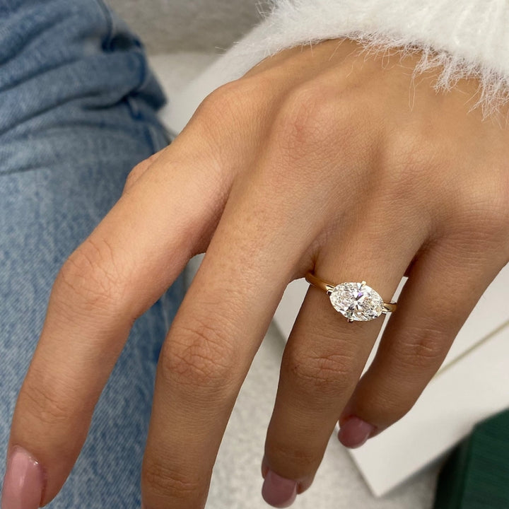 Oval diamond yellow  gold ring