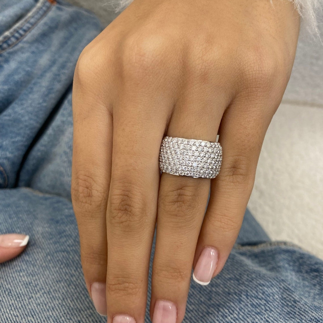 Round cut white diamond ring