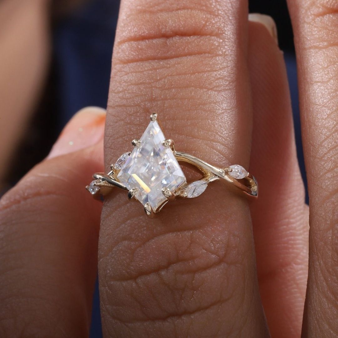 Kite white diamond ring