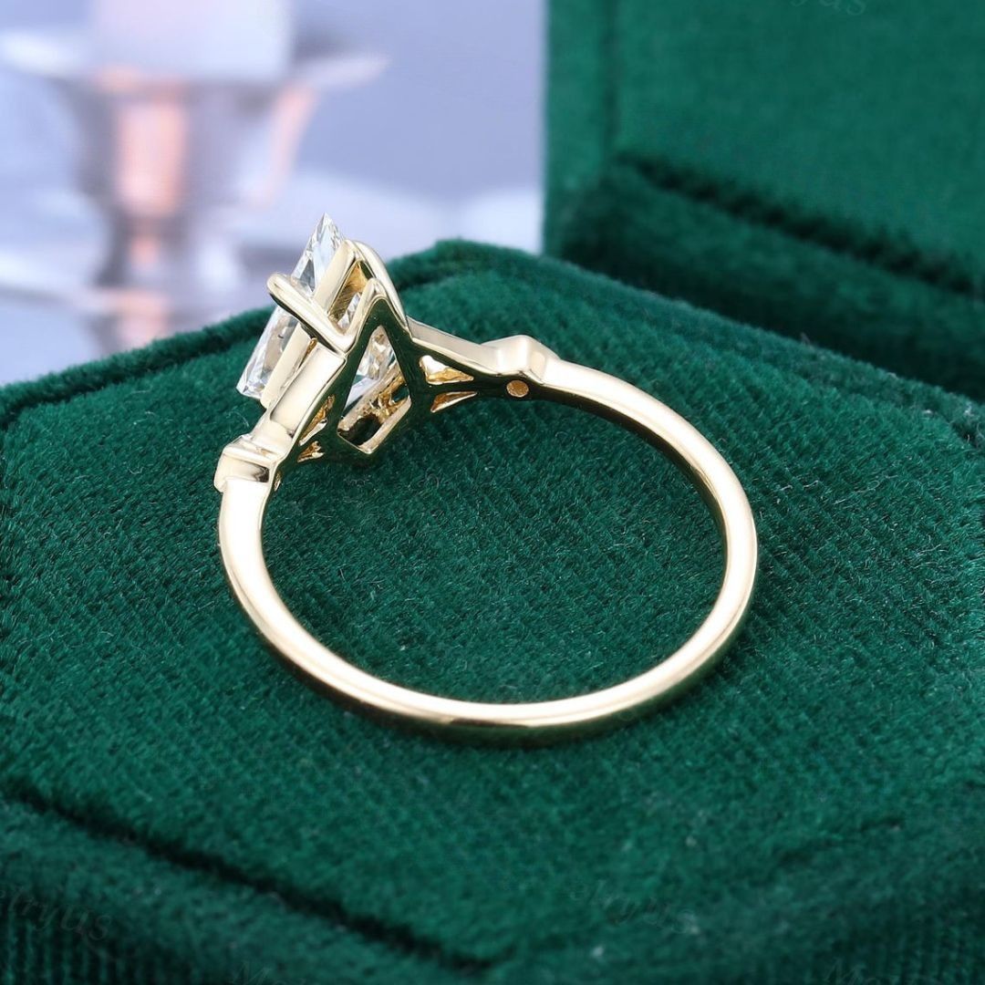 Modern kite cut ring