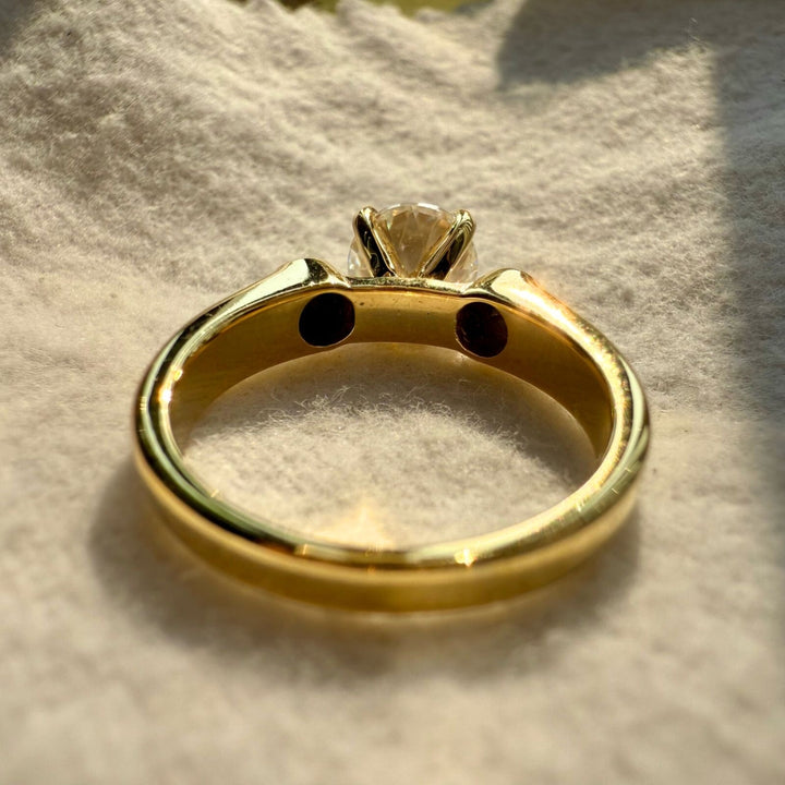 Round yellow gold diamond ring