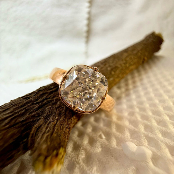 Cushion diamond ring