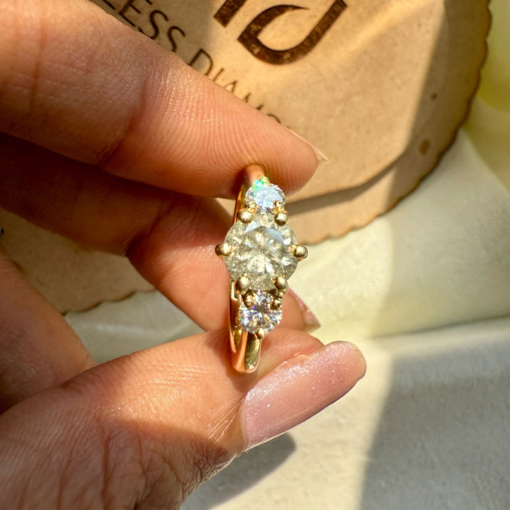 Yellow gold round ring
