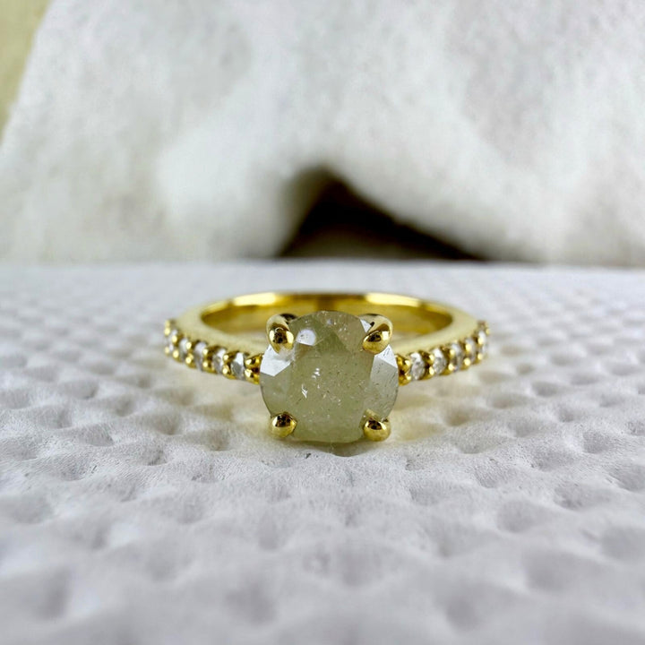 Round stone ring with elegant Side diamond