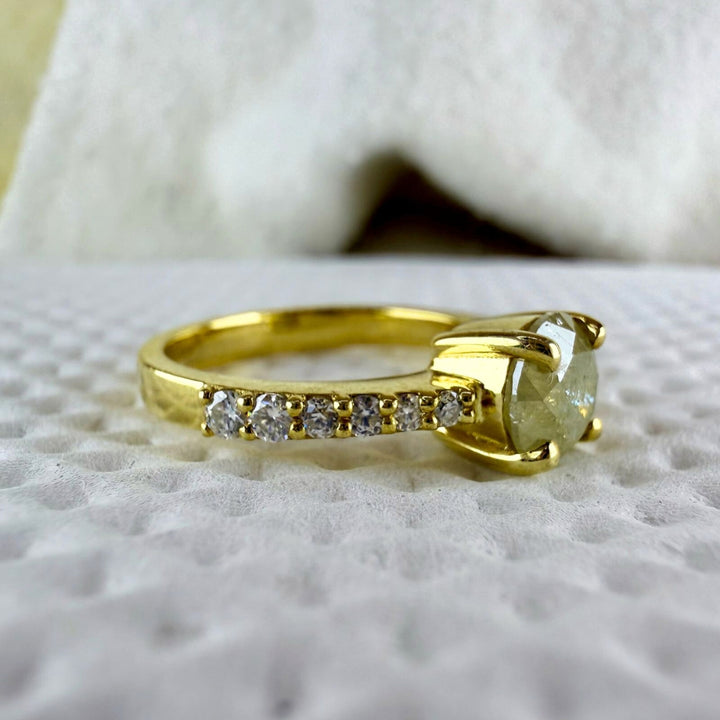 Yellow gold round ring