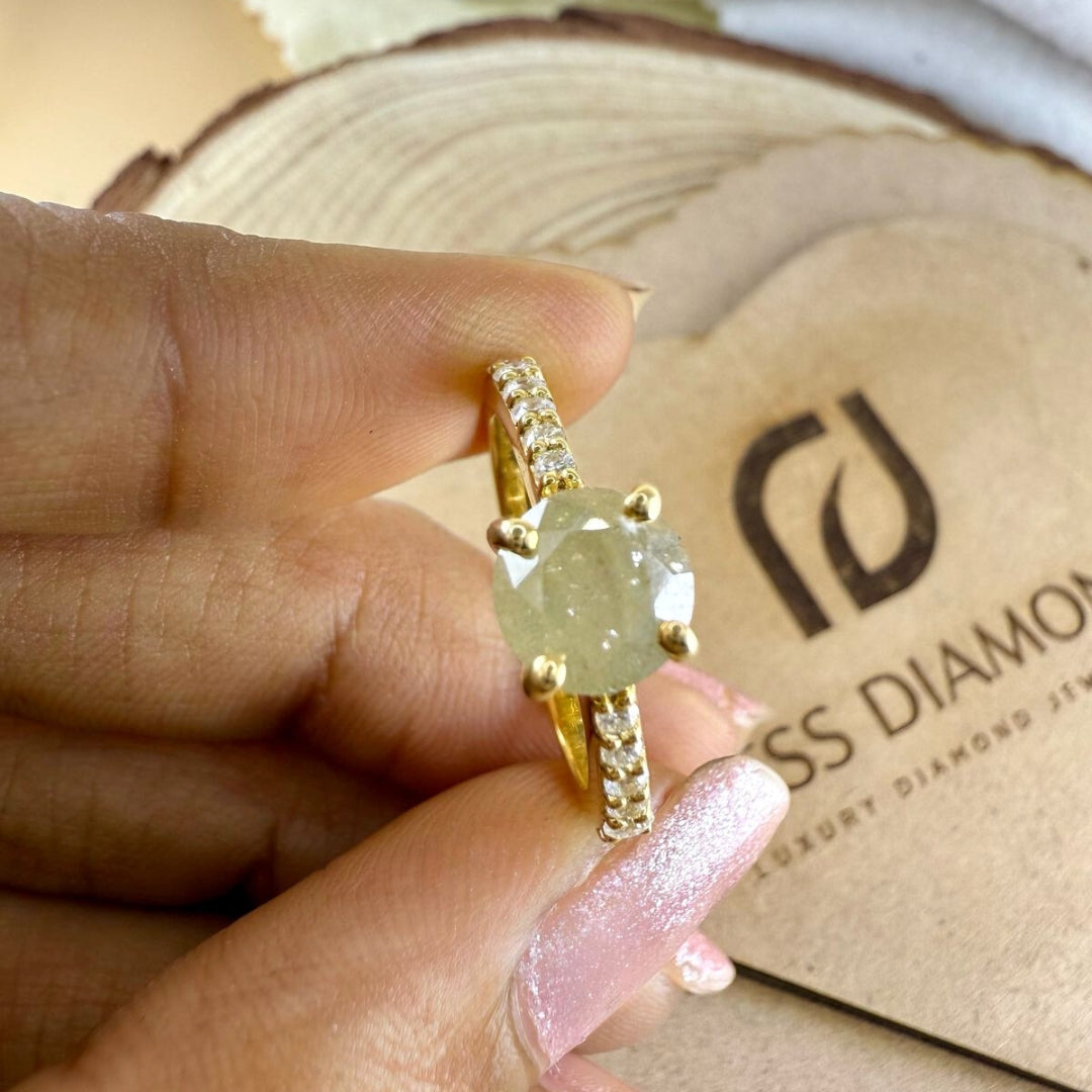 Round grey ring with elegant side diamond