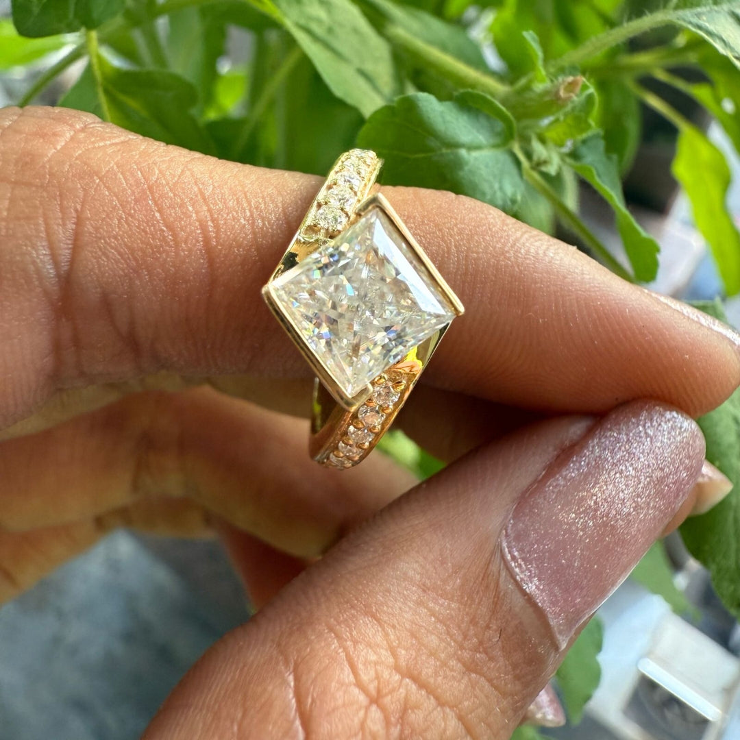 Yellow gold diamond ring