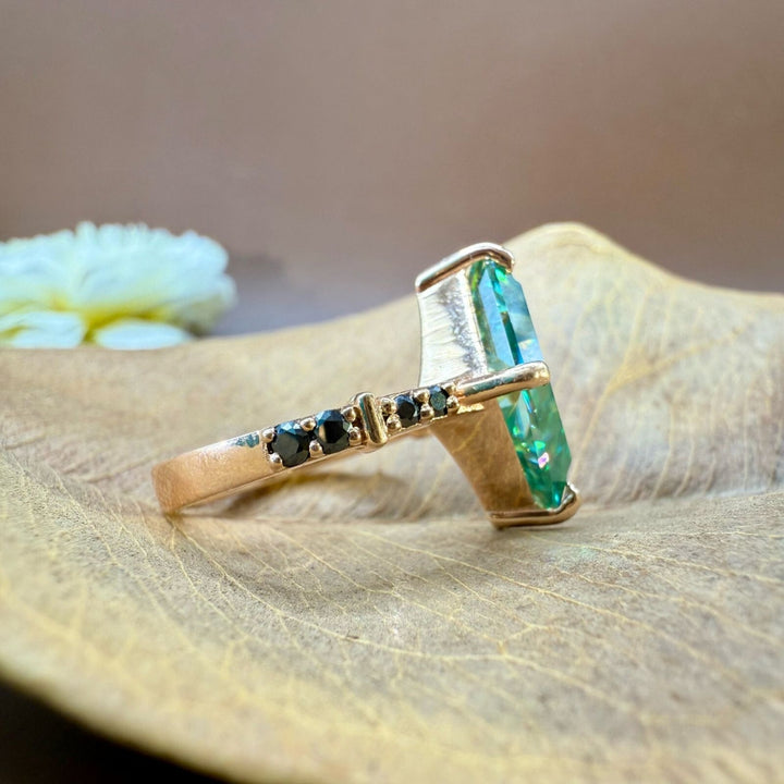 Green kite shaped diamond ring