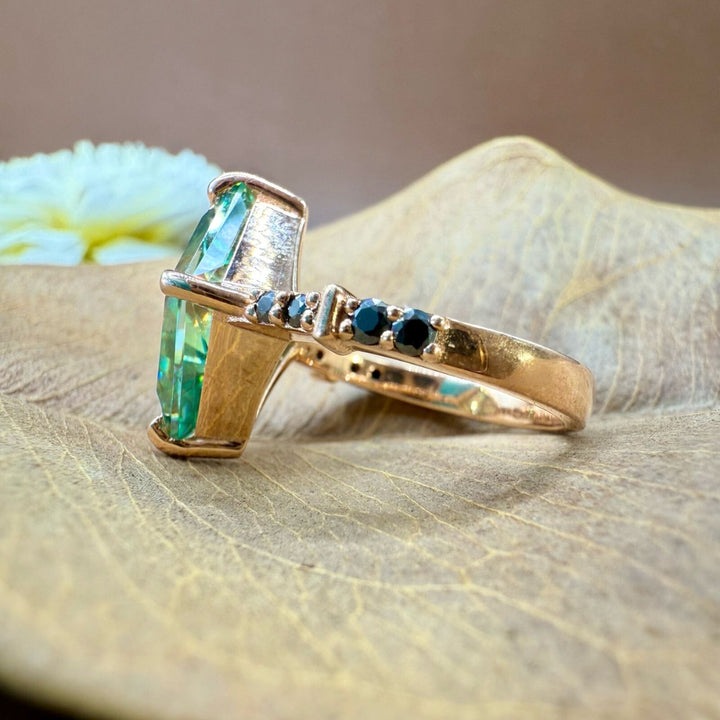 Kite cut diamond ring green