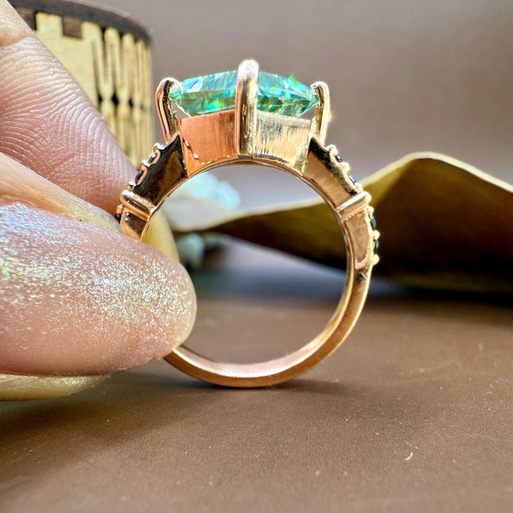 Kite cut green ring