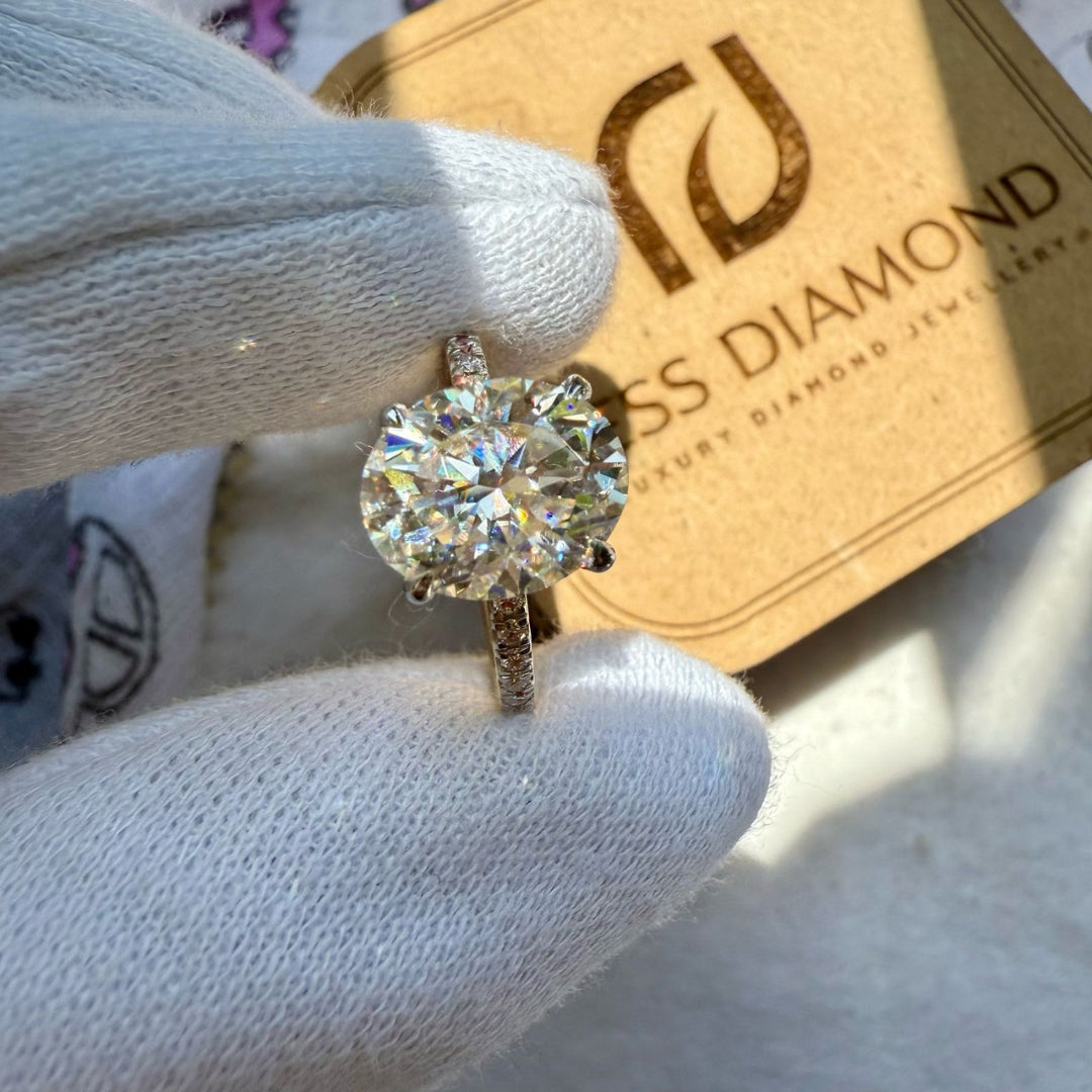 Oval moissanite ring
