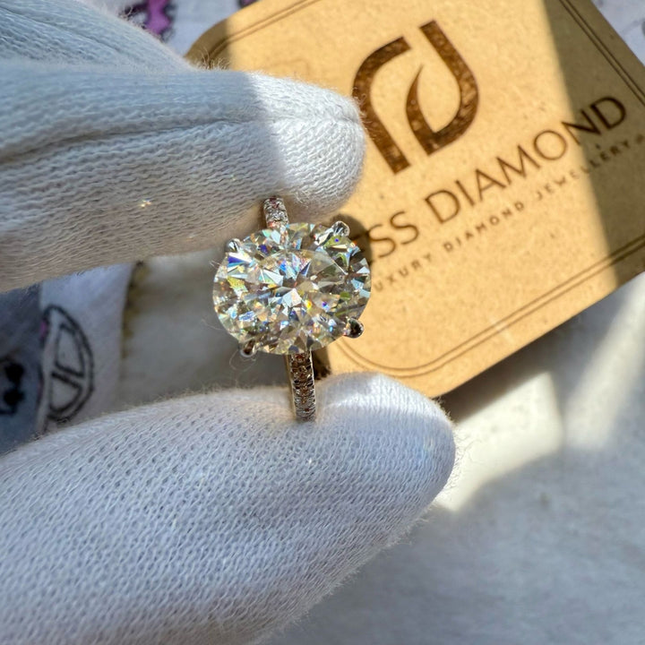 Oval moissanite ring