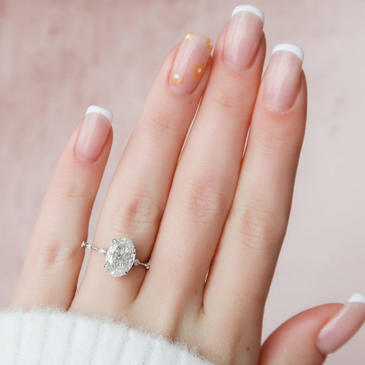 Oval engagement ring