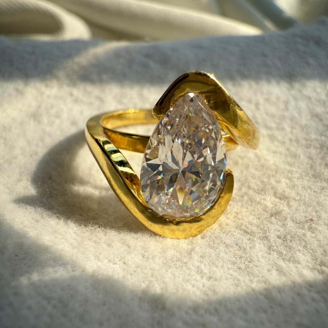 Pear yellow gold ring