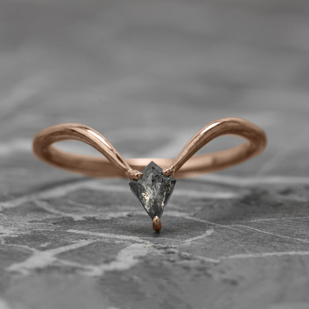 Natural Salt and Paper 0.35 CT Kite Diamond Art Deco Band