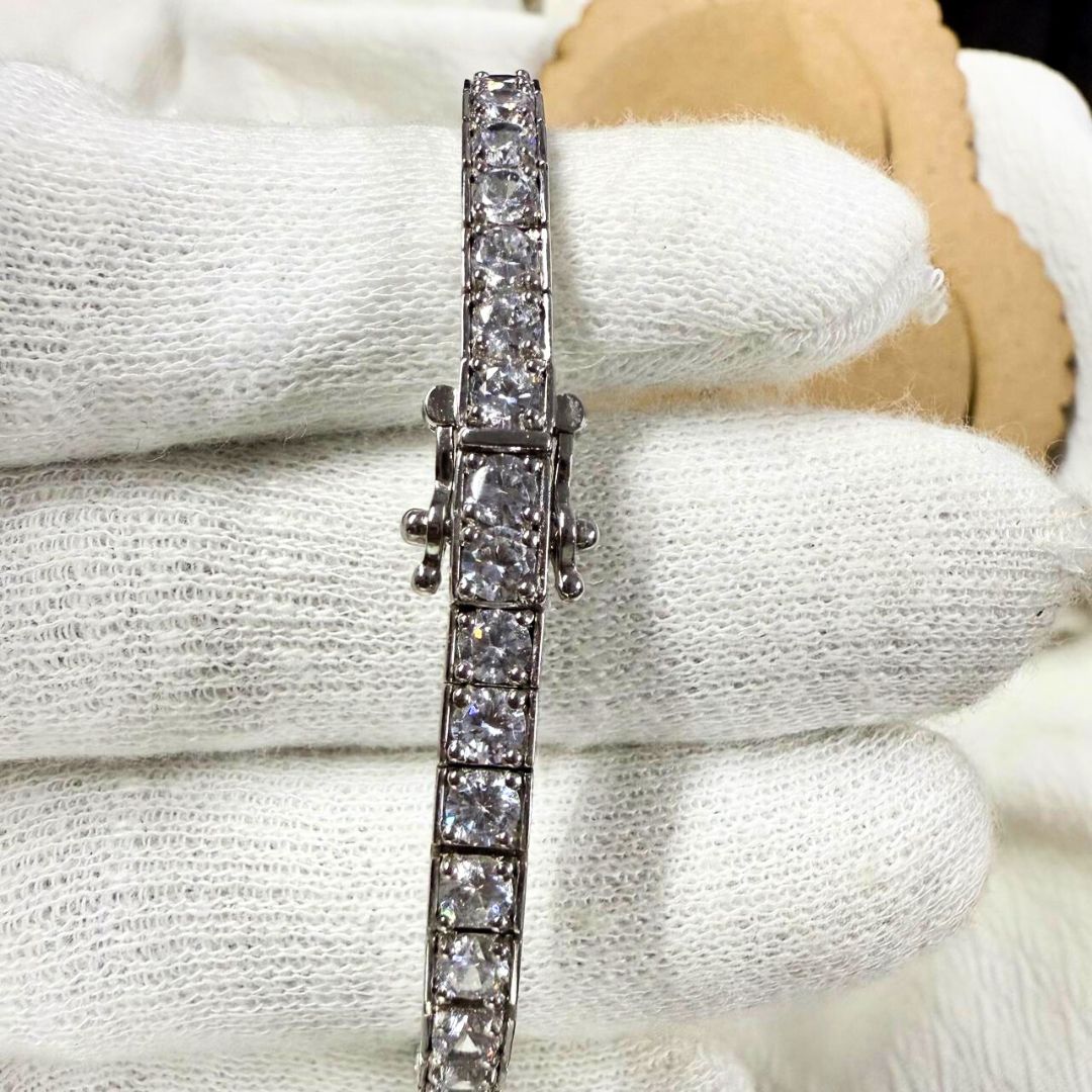 Round Diamond Bracelet of Eternal Glow