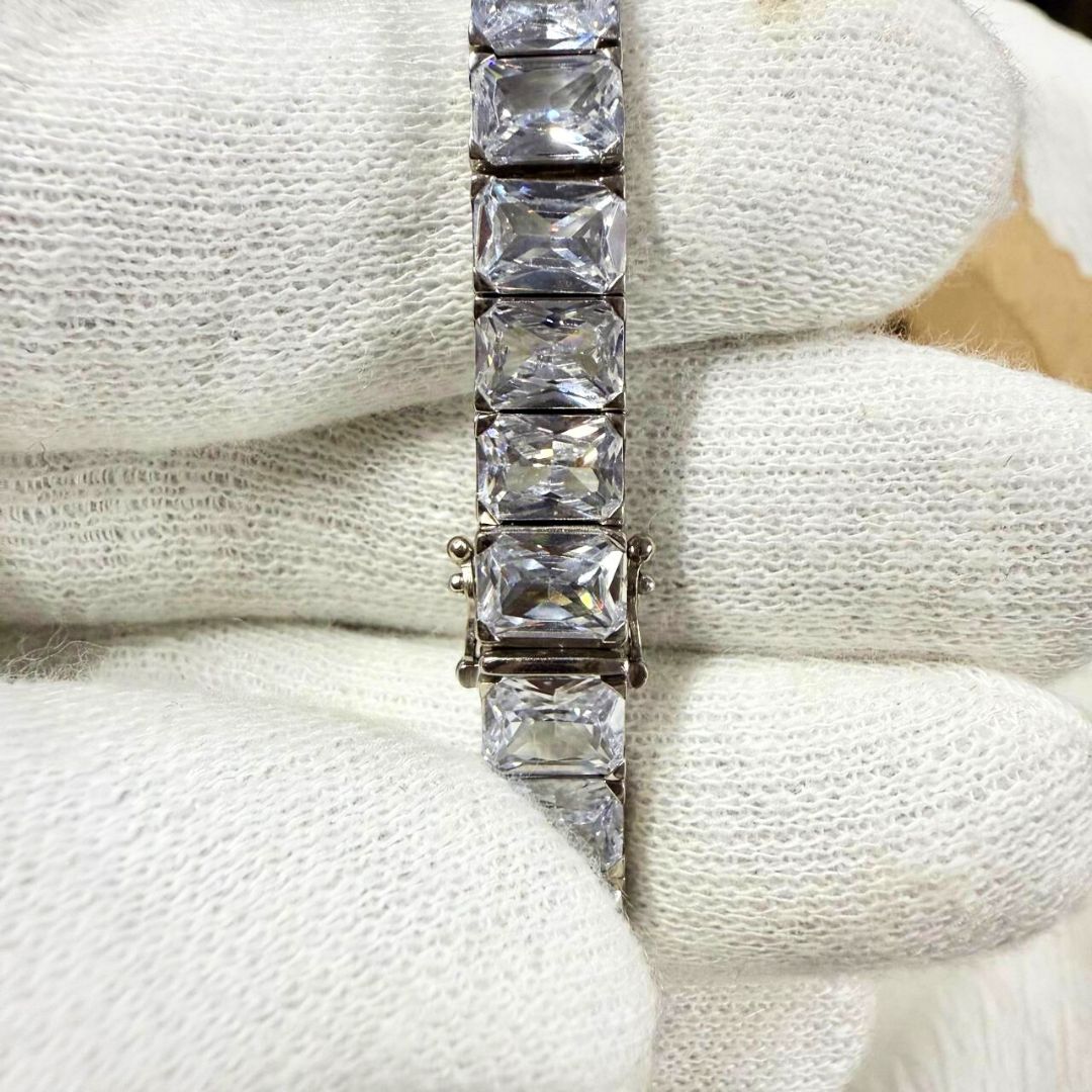 Bold Radiant Diamond Bracelet for Modern Women
