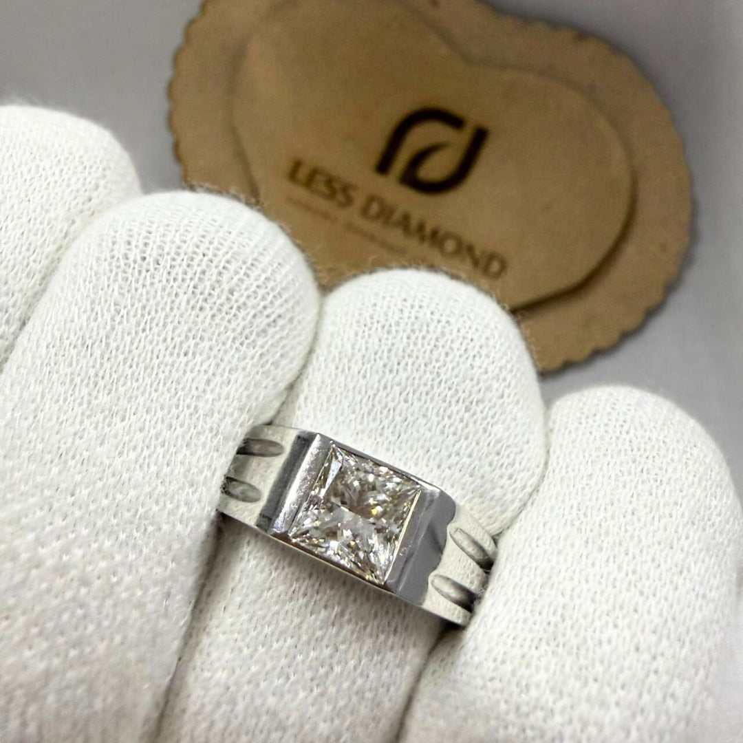 Elegant Men’s White Gold Ring with Princess Cut Diamond