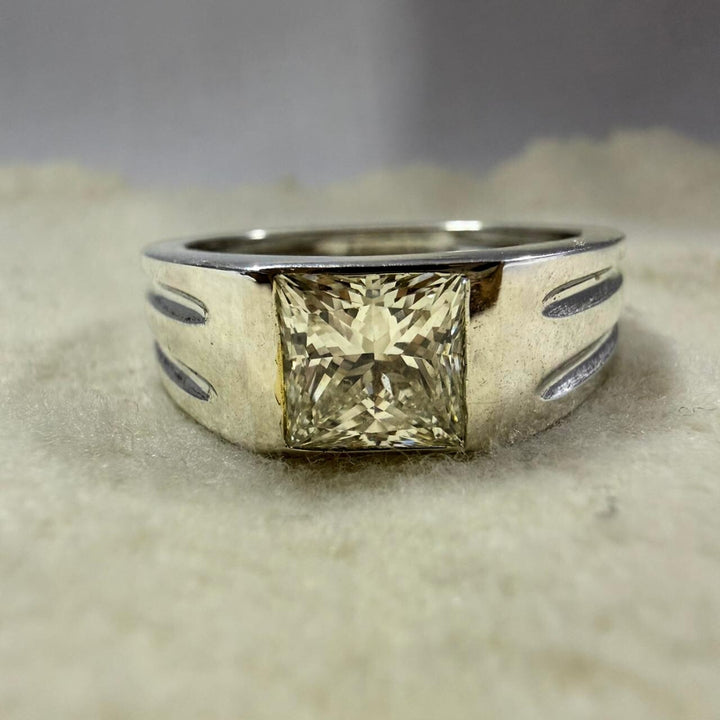 Elegant Men’s White Gold Ring with Princess Cut Diamond