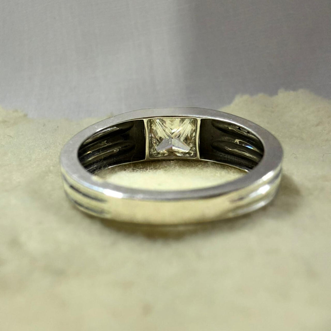 Elegant Men’s White Gold Ring with Princess Cut Diamond